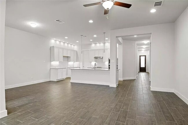 Photo - 200 Castlefields St