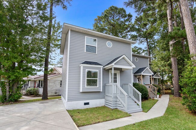 Building Photo - End unit of a Triplex within walking dista... Rental
