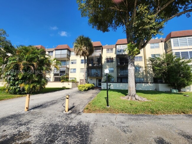 Building Photo - 7300 NW 17th St Unit 319