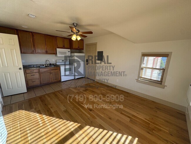 Photo - 902 W 11th St Unit 2