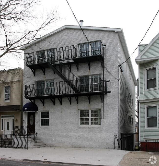Building Photo - 19 Van Wagenen Ave Unit 1F Rental