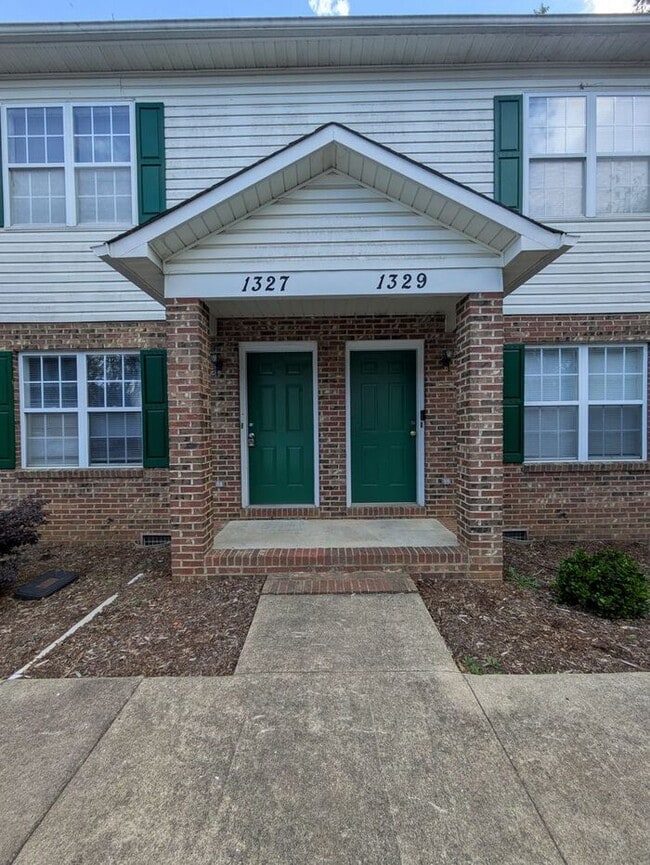 Building Photo - 2BD/1.5BA Townhome in Strawberry Patch Complex