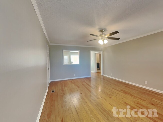 Photo - 2113 Putnam Ln