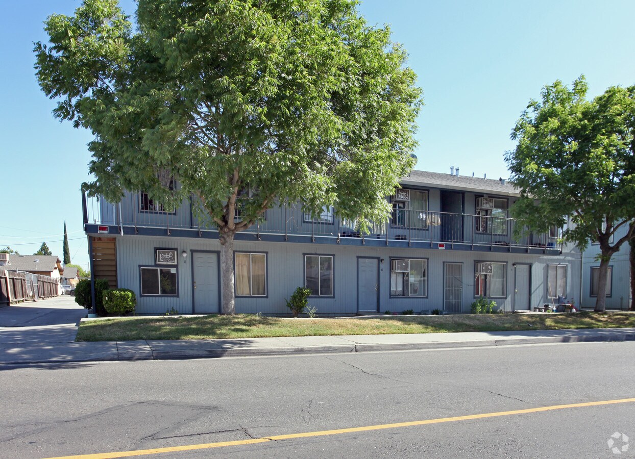 Photo - 842 8th St Apartments