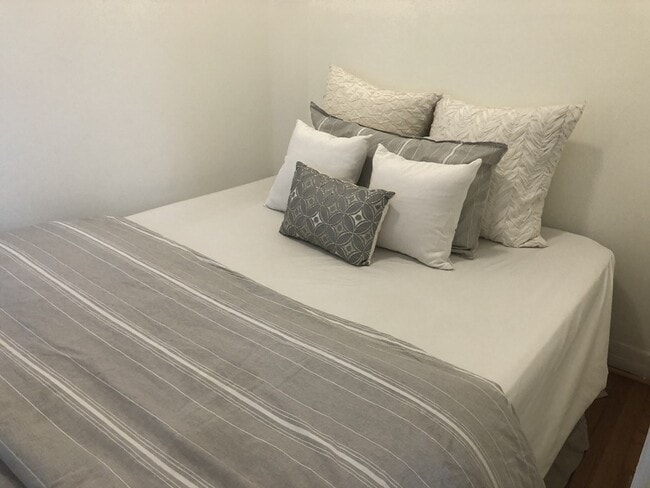 Photo - 176 W Sixth St Unit 2