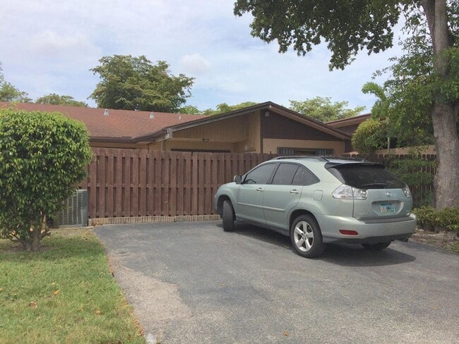 Building Photo - Cedar Wood Villas