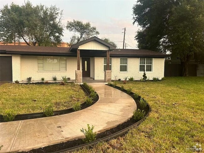 Building Photo - 3000 Royal Palms Cir Rental