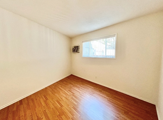 Photo - 1830 N La Brea Ave Unidad 3