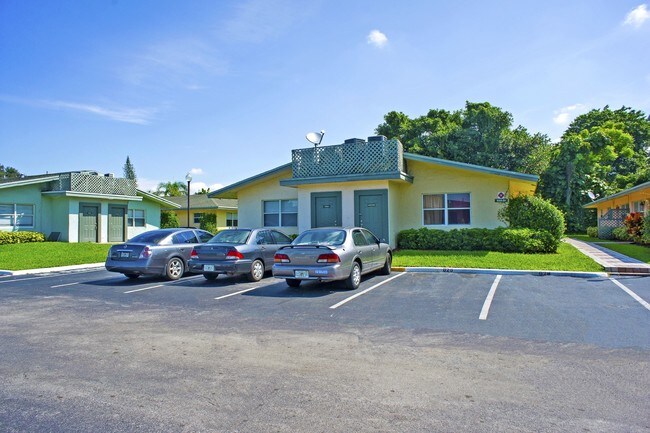 Photo - Waterford Villas - 551-678 Kathy Ct Margat...