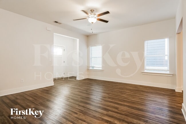 Photo - 2807 Village Ln