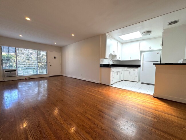 Building Photo - Spacious Top Floor 1 Bedroom in West Holly... Unit 08 Rental