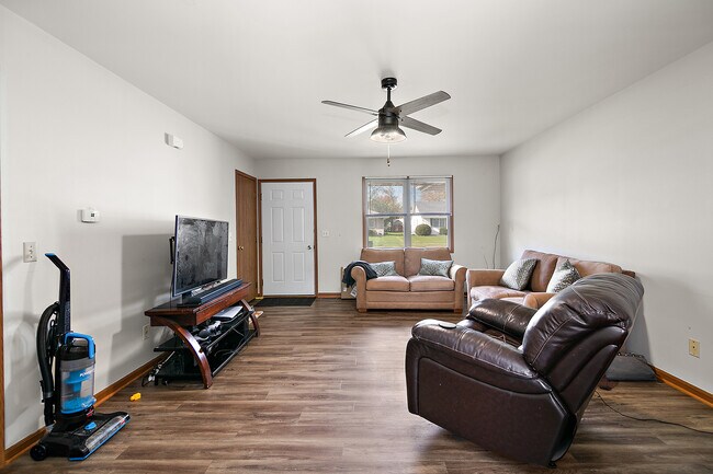 Photo - 315 N School St