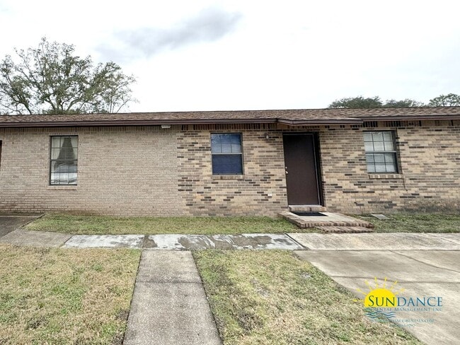 Building Photo - Charming 3-Bedroom Home located in between Hurlburt and Eglin AFB!