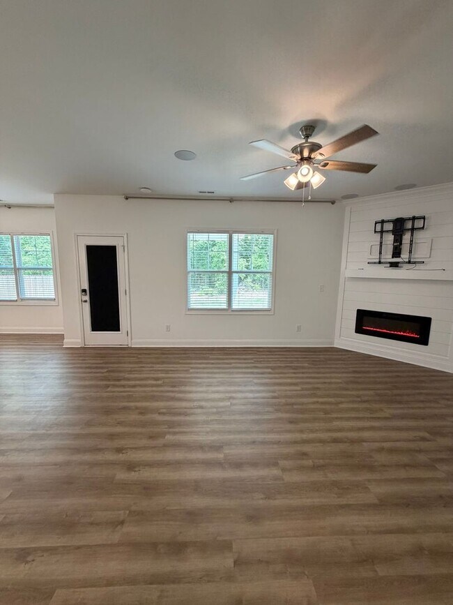 Photo - 908 Stevens~Raeford