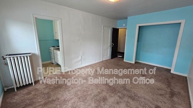 Building Photo - 421 E Maple St