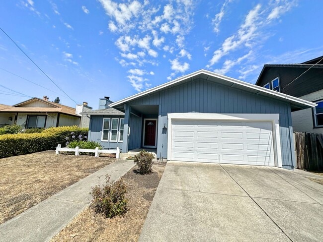 Building Photo - Spacious & Bright 3BD/2BA Home with Family...
