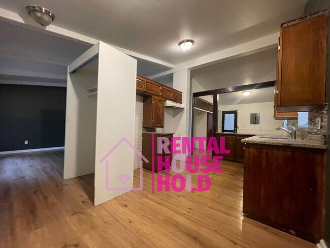 Photo - Beautiful 3 Bedroom Ranch~ Dearborn Heights