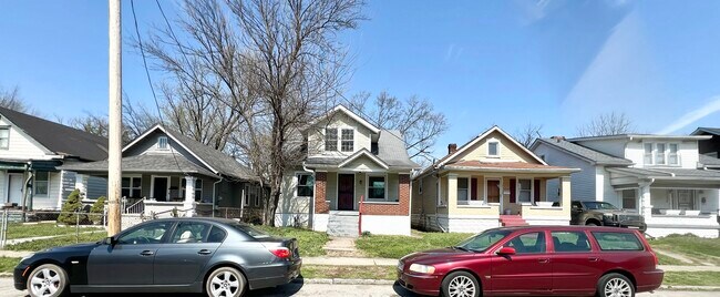2121 W Lee St