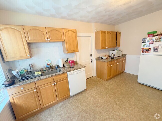 Building Photo - 21 Dover St Unit 2 Rental