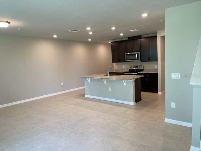 Photo - 975 Robin Holly St