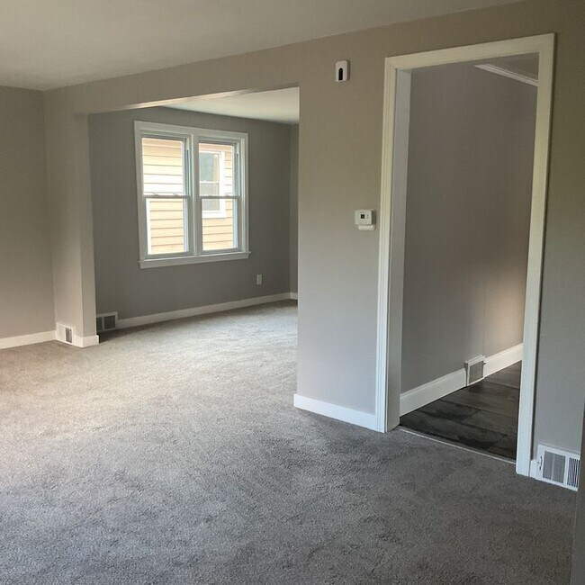183 Hamilton Dr Unit upper