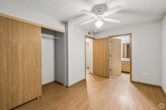 2 habitaciones, 2 baños - 858 pies cuadrados - Dormitorio principal - 55+ Mariner Pointe