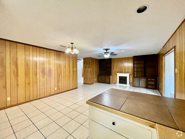 Building Photo - Spacious 4 Bedroom Home with multiple livi...