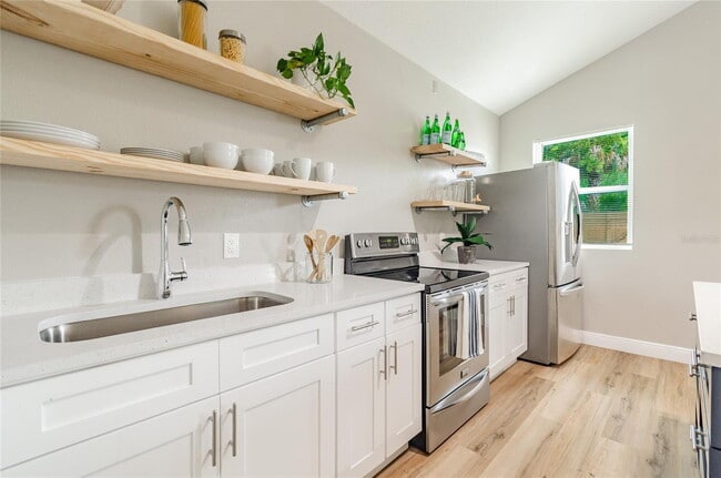 Photo - "Charming Studio Retreat in Tampa's Vibran... Unidad B