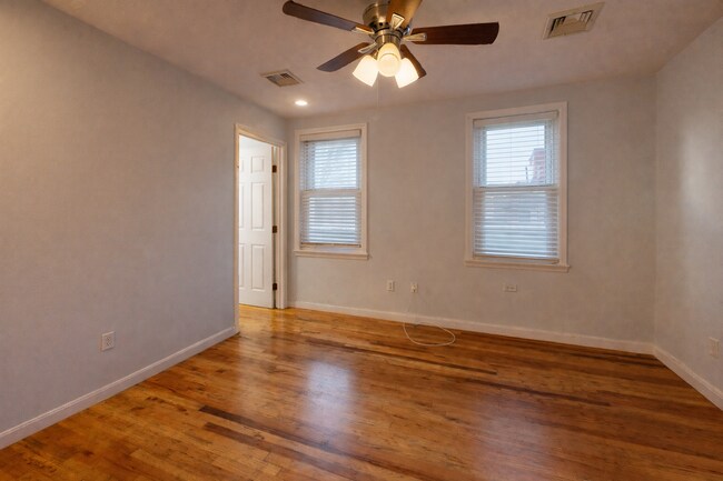 Photo - 277 Paris St