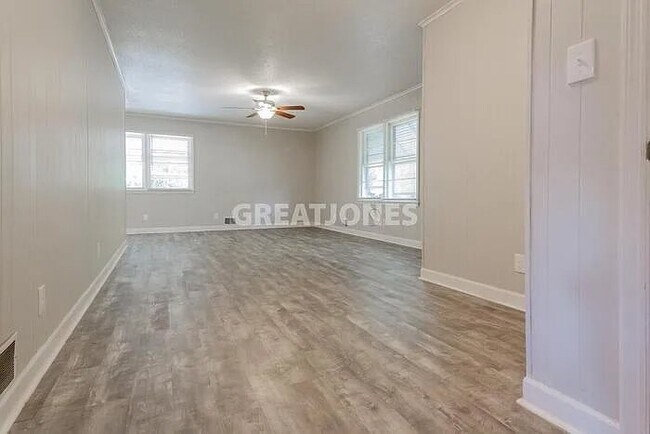 Photo - 5511 N Main St