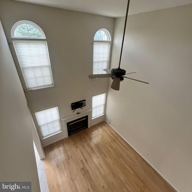 Photo - 202 Oaktree Ct