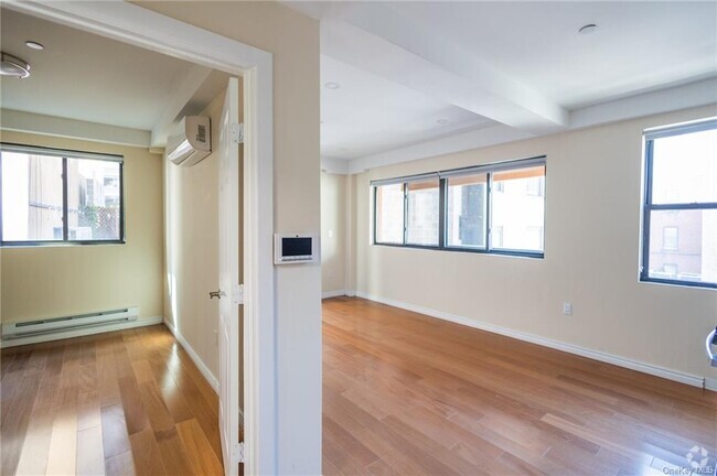 Building Photo - 402 W 50th St Unit 3R Rental