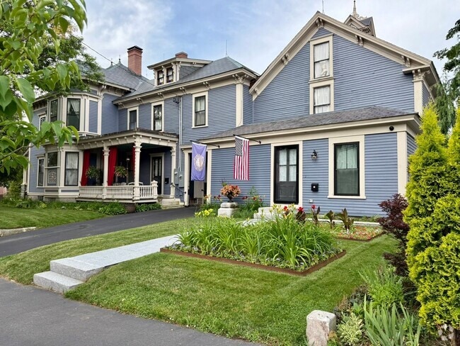 Building Photo - Private and Stylish One-Bedroom, Available... Rental