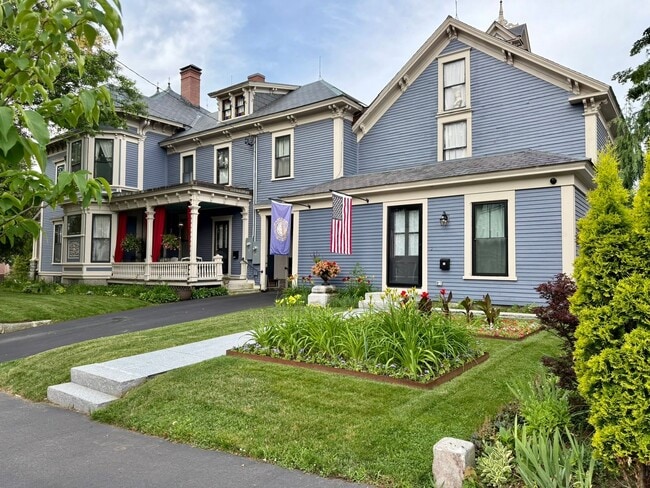 Building Photo - Private and Stylish One-Bedroom, Available... Rental