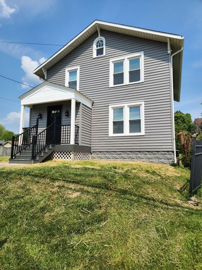 Photo - 3 Bed/2 Bath House Located in Suncrest Lawncare included - Available NOW