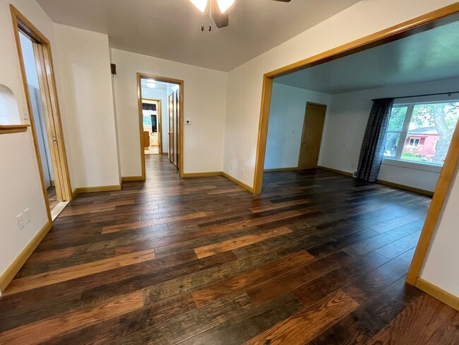 Building Photo - Spacious Main Level 3 Bed/1 Bath Apartment!