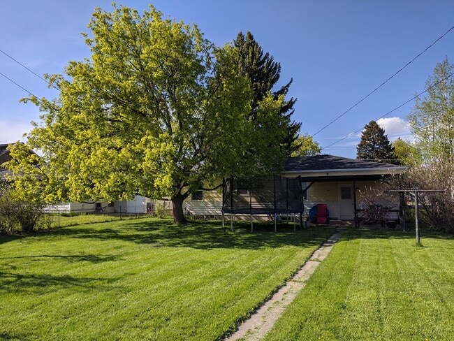 Building Photo - Beautiful home -- near UM, schools, parks
