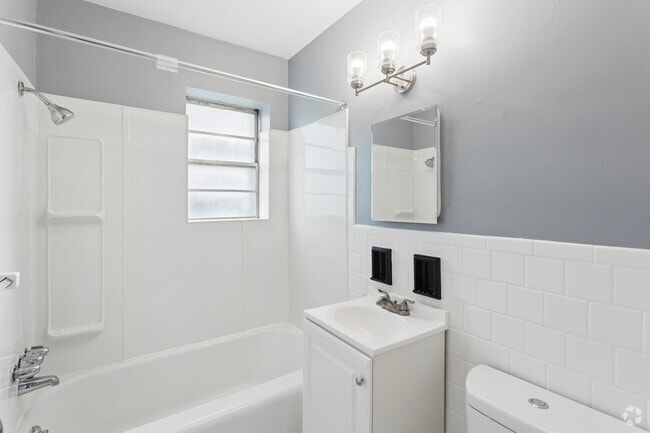 1BR, 1BA - 400SF - Bathroom