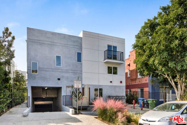 Building Photo - 6032 Romaine St Unit 4 Rental