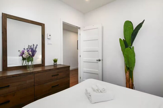 Building Photo - 3776 Rue De Bullion Unit 3776