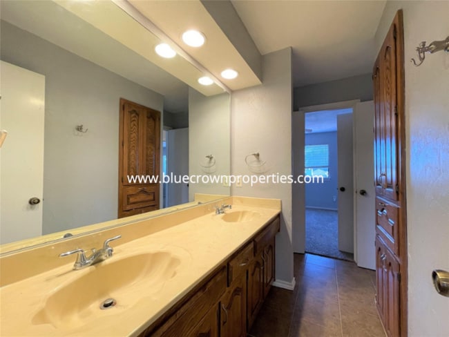 Photo - 1920 Oakbluff Dr