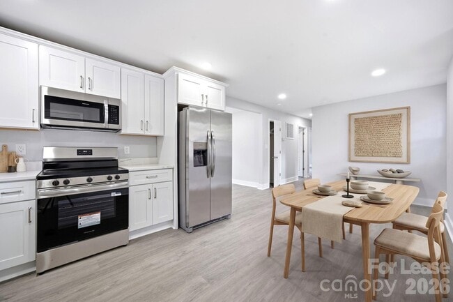 Photo - 553 Derrydowne Dr
