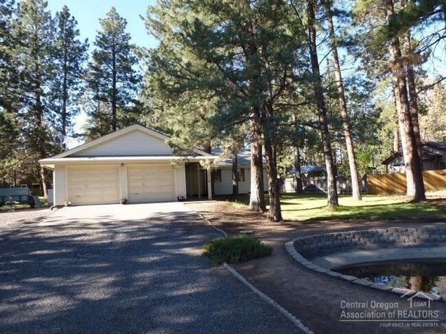 Building Photo - SE Bend neighborhood on 0.83 acres Rental