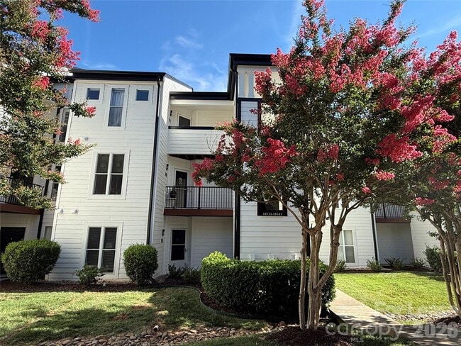Photo - 18733 Vineyard Point Ln