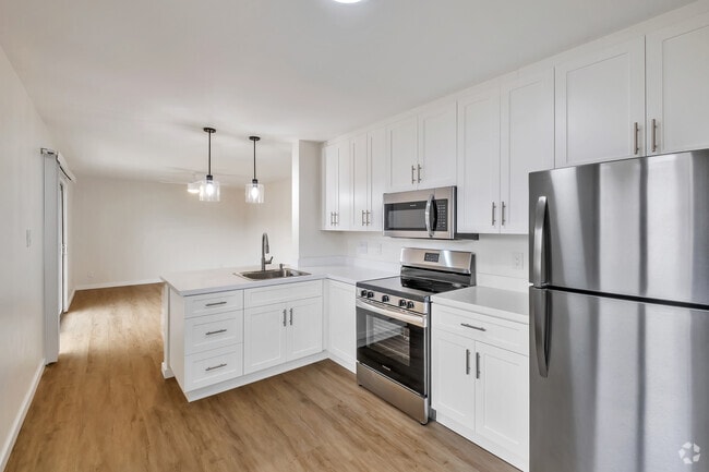 Stainless Steele Appliances - Plum Street Garden Apartments