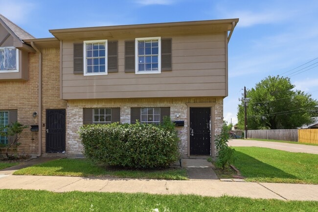 Building Photo - 12449 Sharpview Dr Unit 2449