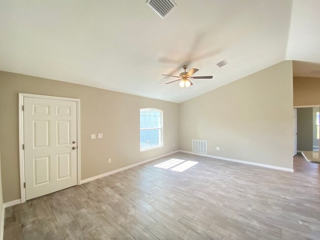 Photo - Custom Home - Desirable SE Ocala neighborhood 3/2/2 ** Wont Last**