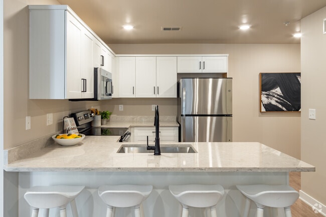 2BR, 2BA - 781 SF