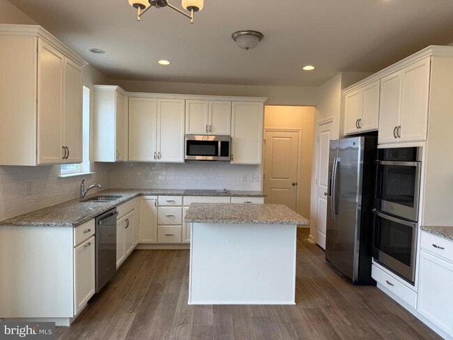 Photo - 414 MacLaren Ln