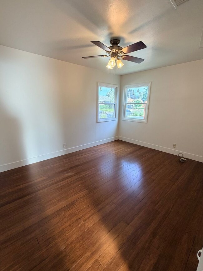 Photo - 2 bedroom home with great back yard!